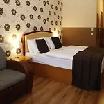 Six Hotel 3*