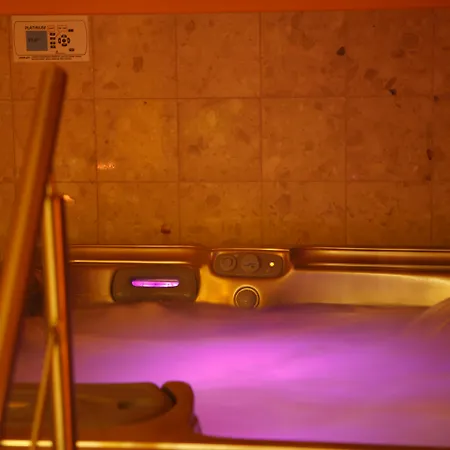 Six Hotel