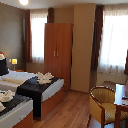 Six Hotel 3*