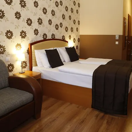 Six Hotel 3*