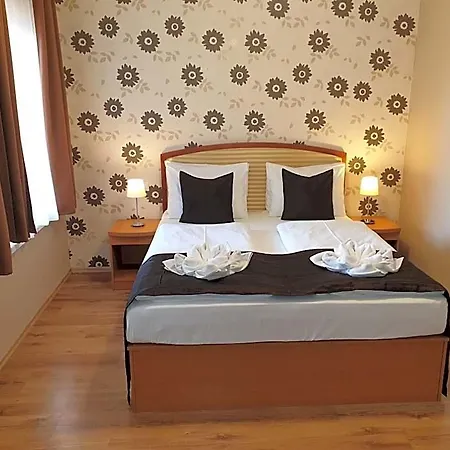 Six Hotel