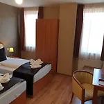 Six Hotel 3*